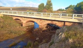 CHG acaba trabajos de limpieza del puente del Camino Cahoso y la BA086 en Maguilla