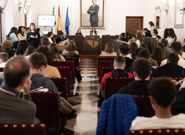 Adolescentes de tres municipios exponen sus inquietudes en pleno de Diputacin de Cceres 