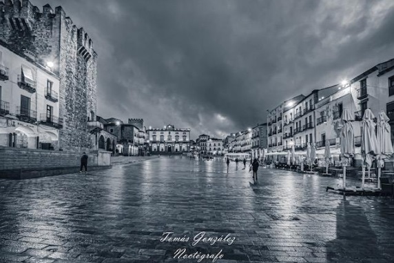 Cáceres nocturno. Tomás González